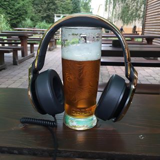 headphones_and_beer_2.jpg