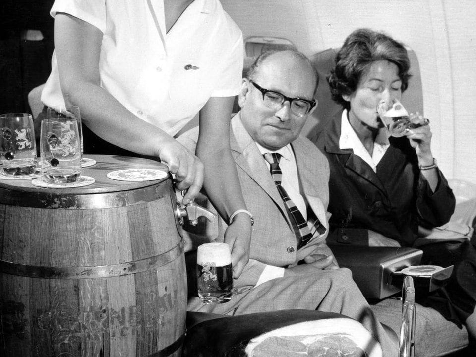 lufthansa_serving_draught_beer_in_1960s.jpg