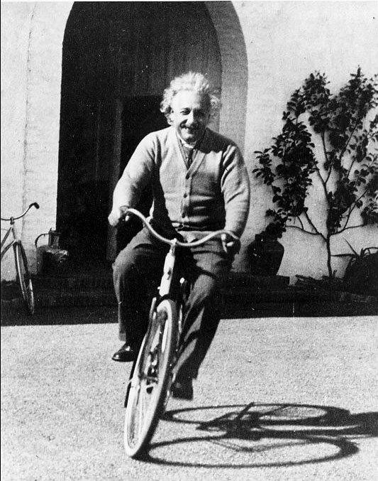 Einstein_na_kolelo.jpg
