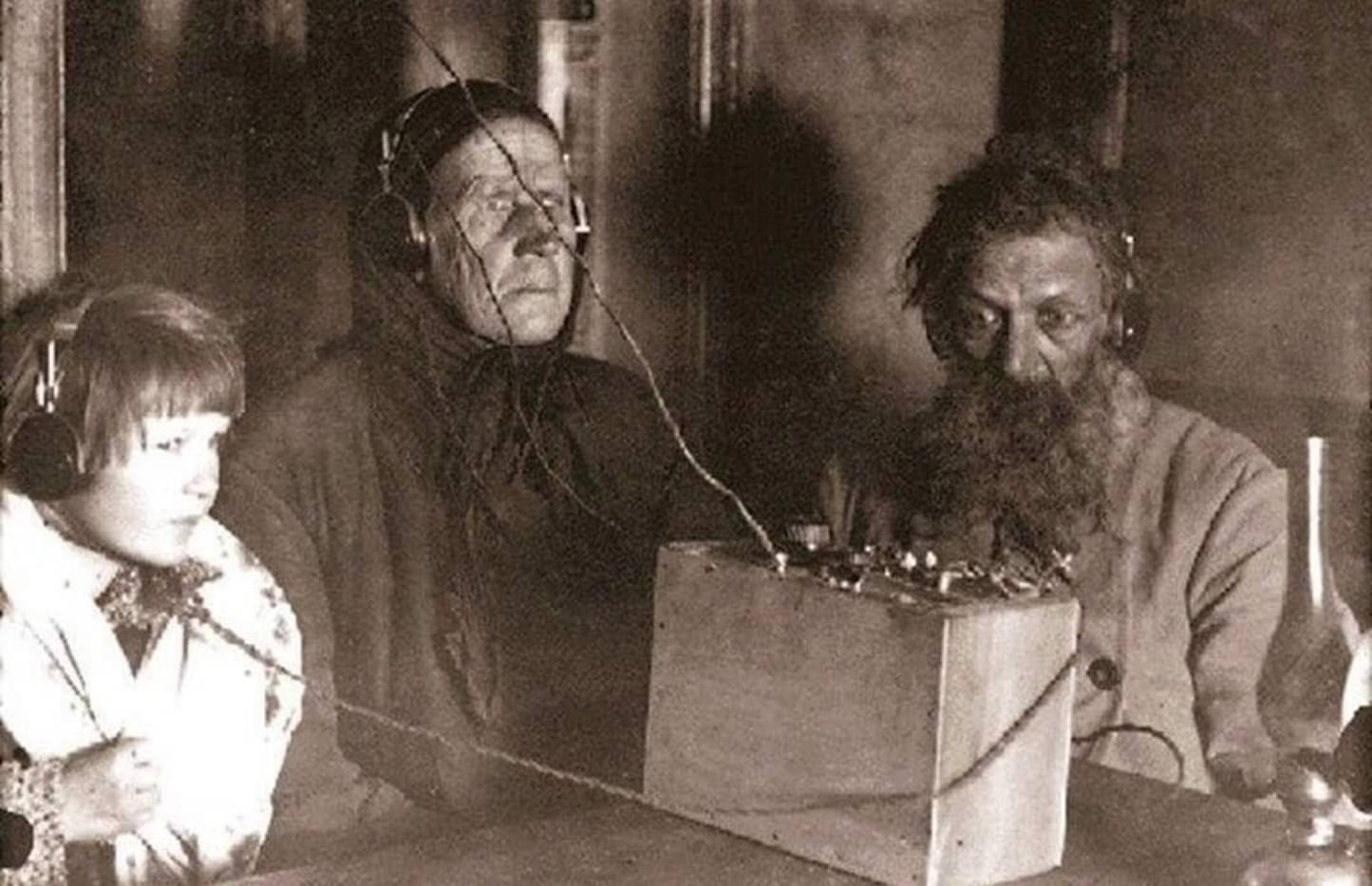 soviet_pesants_listening_radio_1928_year.jpg