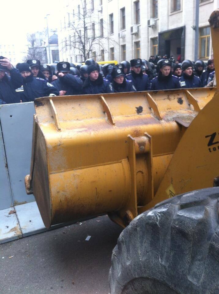 v_ukrajna_gi_rinat_s_buldozer.jpg
