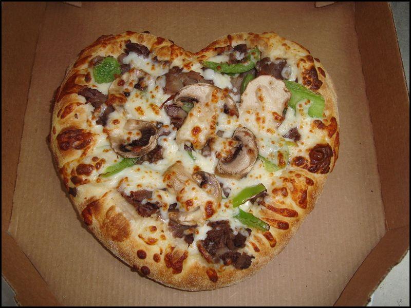 valentine_heart_pizza.jpg