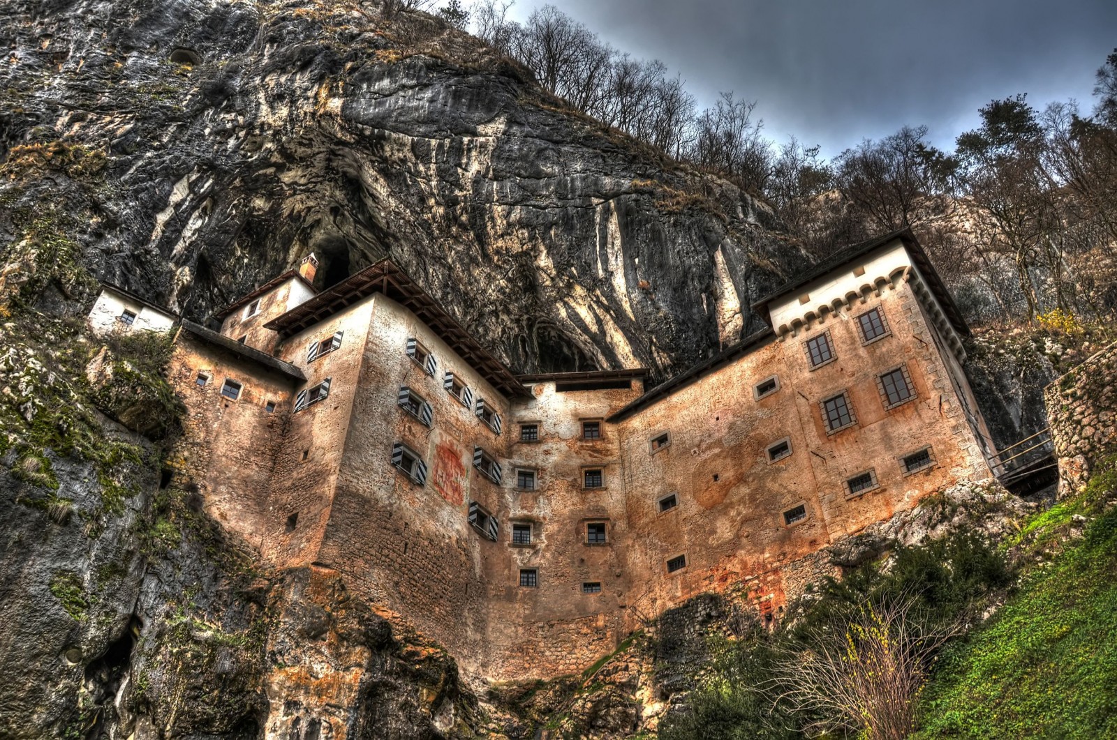 Predjama_Castle-Slovenia.jpg