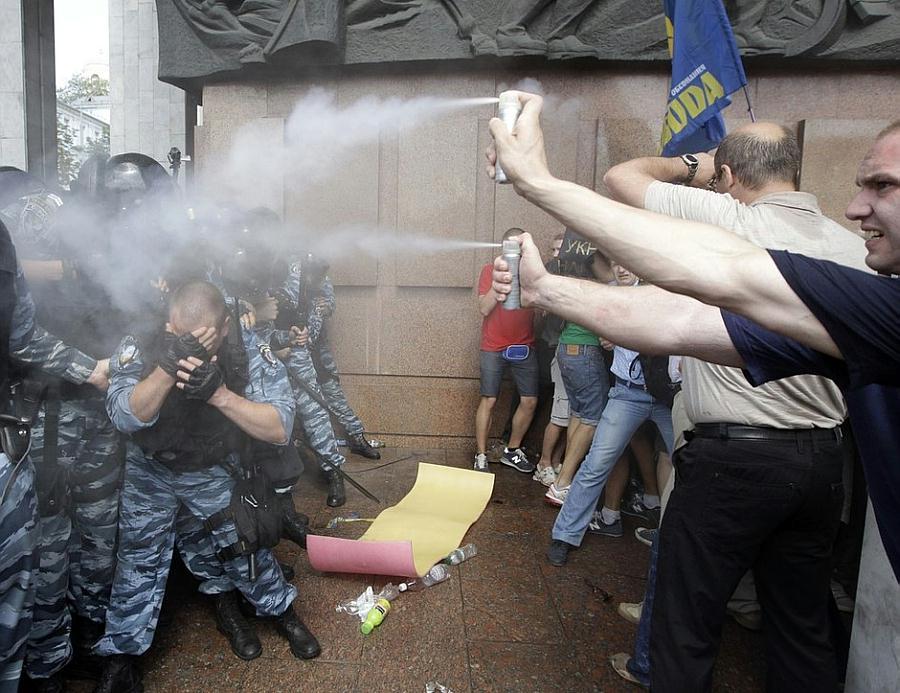 ukraine_spray_the_police.jpg