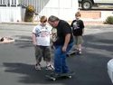debelak-na-skateboard