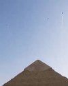s-wingsuits-nad-piramidite