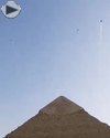 s wingsuits nad piramidite
